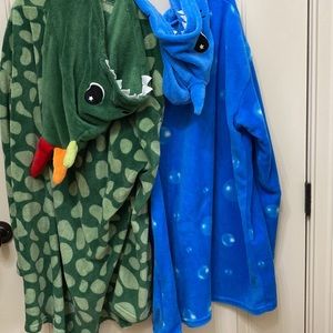 Moosh-Moosh Hooded Blankets shark and frog